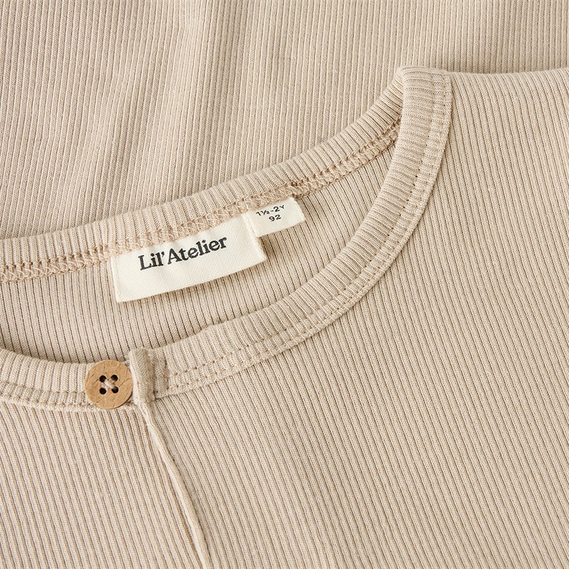 Lil' Atelier Lago top z długim rękawem dla chłopca kolor Oxford Tan