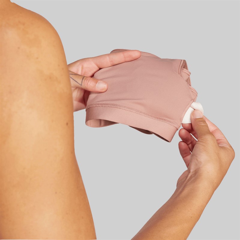 adidas Biustonosz o lekkim wsparciu All Me Essentials dla niej kolor Warm Clay