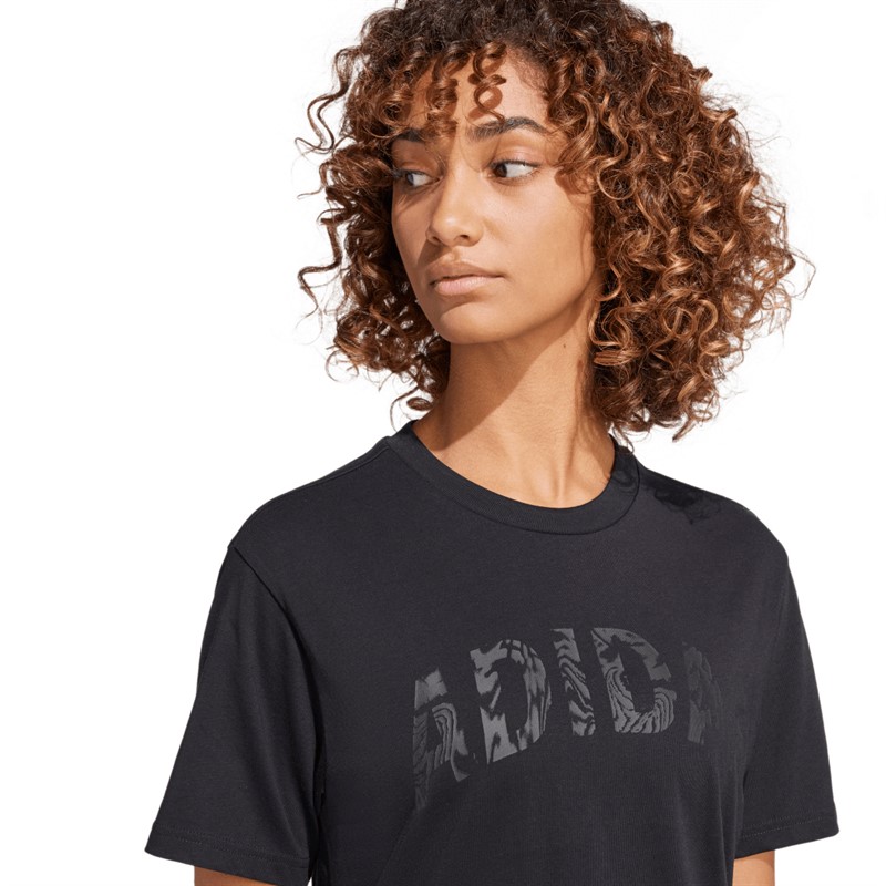 adidas Graficzny T-shirt z z logo kamuflaż dla niej kolor Czarny