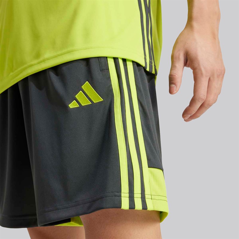 adidas 25 Essentials spodenki dla niego kolor Carbon/Semi Solar Yellow