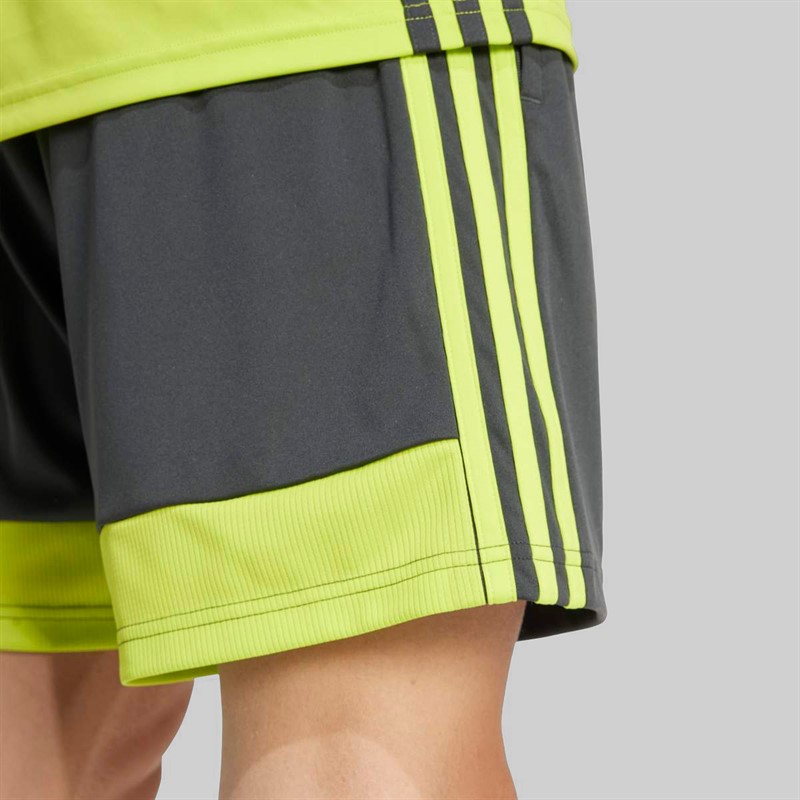 adidas 25 Essentials spodenki dla niego kolor Carbon/Semi Solar Yellow