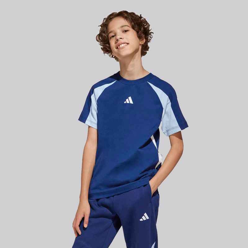 adidas Junior Junge Saisonale Essentials Farbblock T Shirt Dark Blue/Glow Blue/Weiß