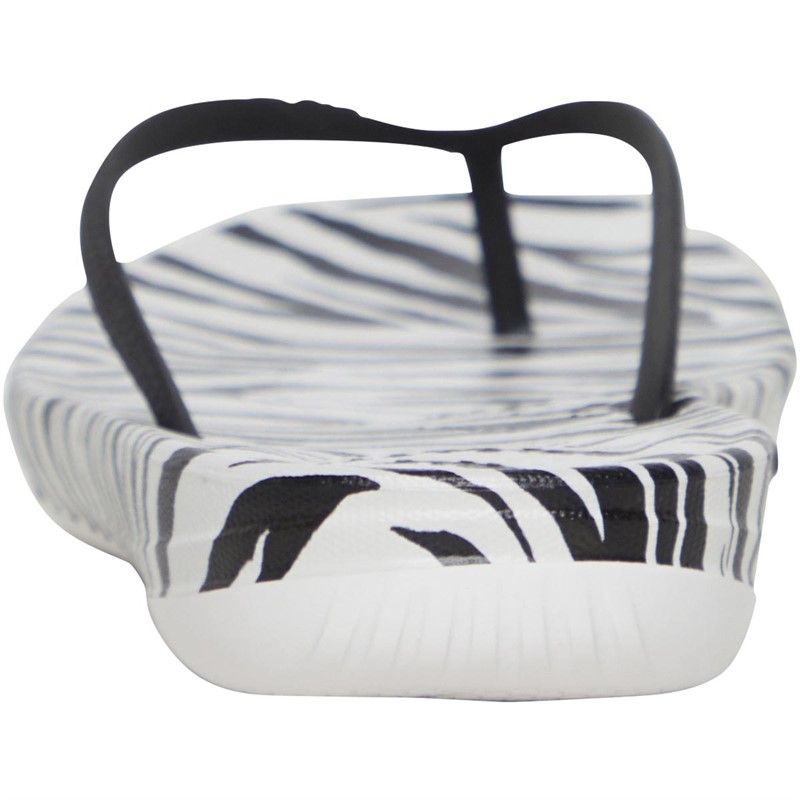 FitFlop Womens Iqushion Zebra-Print Ergonomic Flip-Flops Zebra