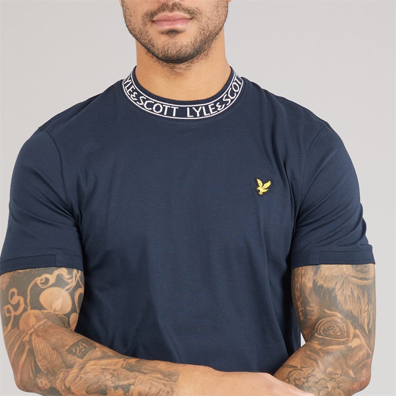 Lyle And Scott Vintage T-shirt z z logo i ściągaczem dla niego kolor Y070 Dark Navy/Bone White