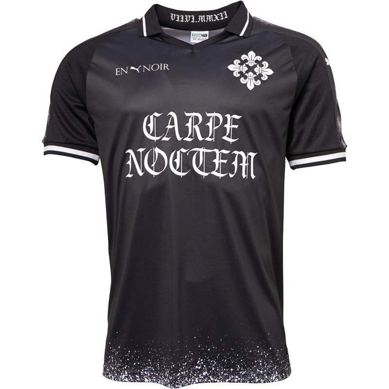 en noir puma