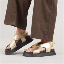 L'amore Couture Womens Adira Cross Strap Sandals Gold