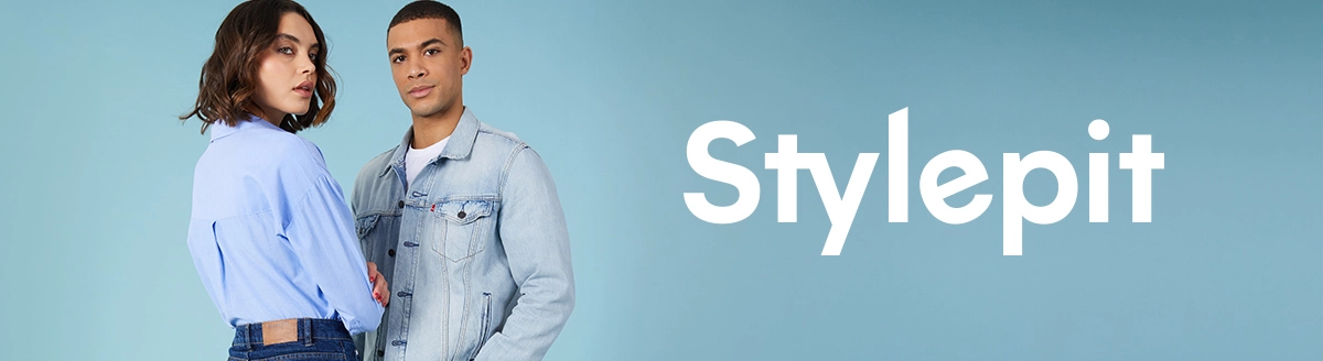 To modeller: en kvinde i en lyseblå skjorte og mørke jeans, og en mand i en lys denimjakke med en hvid T-shirt.