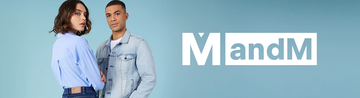 Zwei Models: eine Frau in einem hellblauen Hemd und dunklen Jeans, und ein Mann in einer hellen Jeansjacke mit weißem T-Shirt.